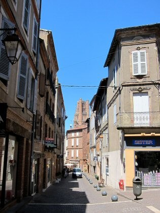Way to the cathedral in Albi