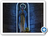 Notre Dame Kirche, Maria mit Devotionalien-tafeln