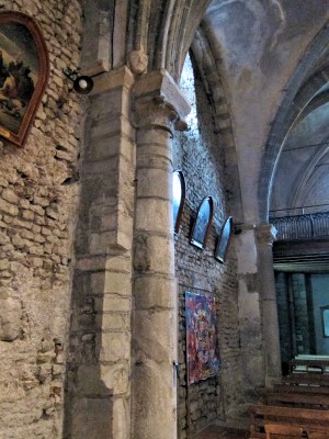 Nef latérale intérieure de l'église