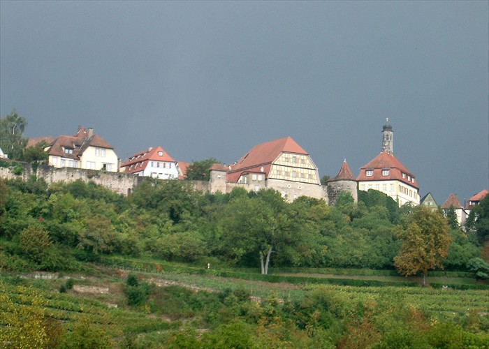 nuages de pluie sombres au-dessus de Rothenburg