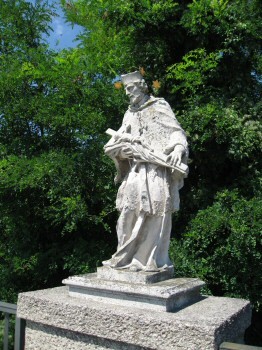 Statue de Nepomuk sur le pont traversant la Traisen près de Herzogenburg