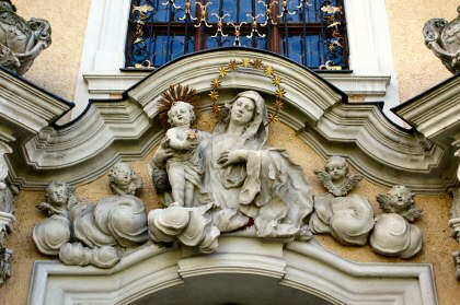 Maria mit Kind über dem Kirchenportal