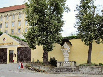 Nepomukstatue vor Sankt Florian