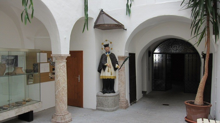 Statue de Saint Jean Népomucène à la mairie de Schwanenstadt