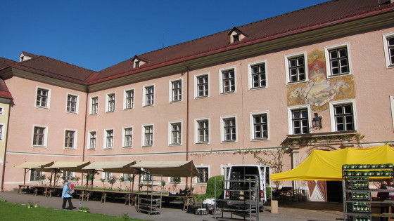 Rotholz, castle courtyard