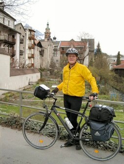 En vélo à l'entrée de la ville de Hall in Tirol