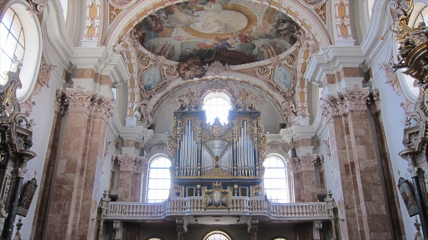 Die Orgel (Pirchner) im barocken Gehäuse (Johann Kaspar Humpel) hat 3 Manuale und 57 Register
