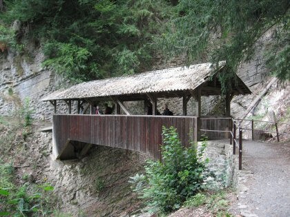 Pont romantique sur le chemin de Saint-Jacques après la grotte de Beatus