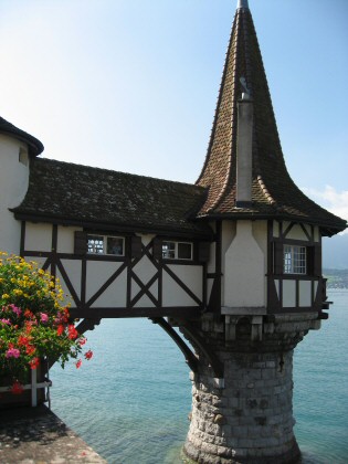 Tour du château d'Oberhofen dans le lac