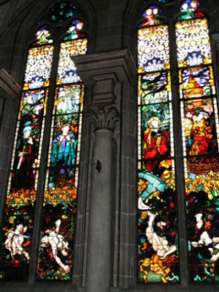 St. Nikolaus Kathedrale, Glasfenster