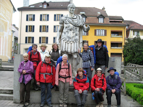 Photo de groupe devant la statue de Jules César à Nyon
