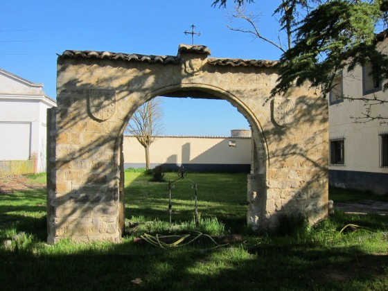 Brunnen vor der Abtei Santa Maria de Benevivere