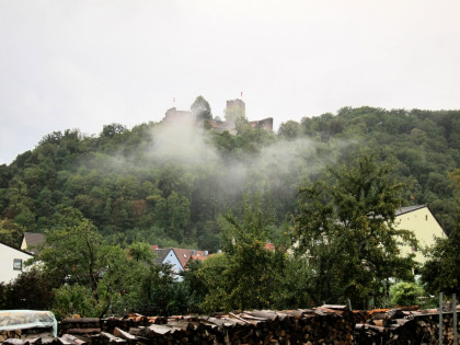 Burg Landeck im Nebel