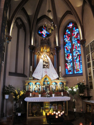 côté droit âge avec statue de la Vierge Marie