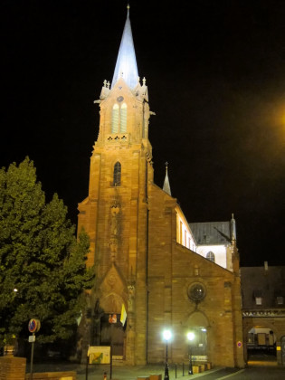 L'église de Marienthal illuminée la nuit