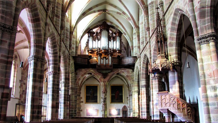 Orgue dans l'un des plus beaux boîtier baroques d'Alsace
