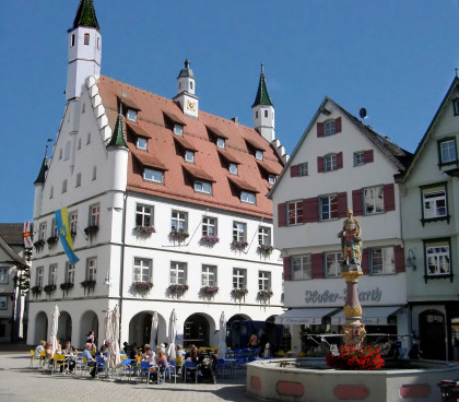 Place du marché de Biberach avec fontaine et nouvel hôtel de ville