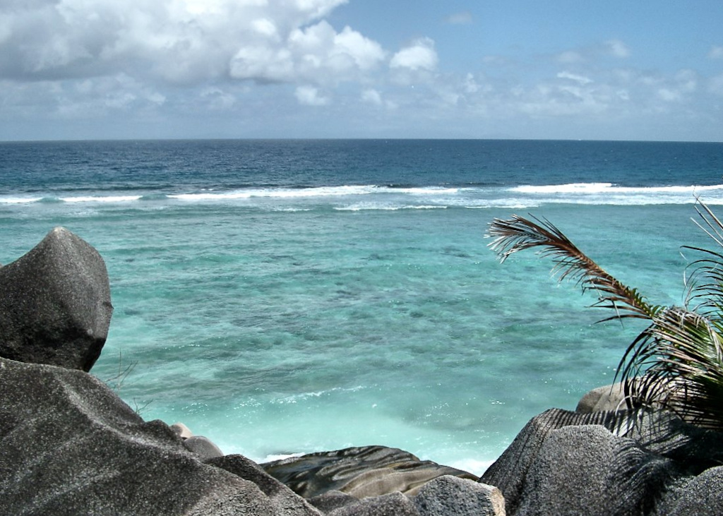 Granitfelsen von La Digue und Indischer Ozean