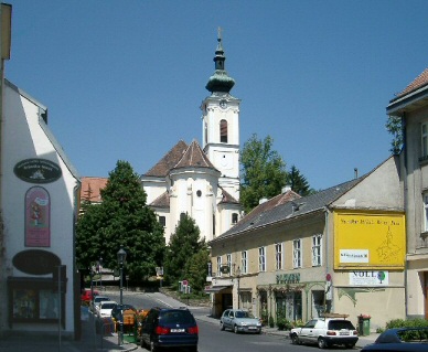 Wolfrathplatz mit Ober St. Veiter Kirche