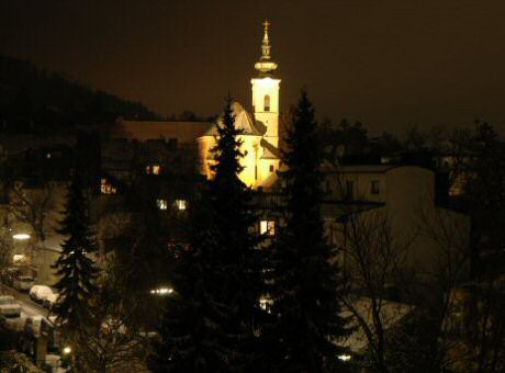 Nachtaufnahme der Ober St. Veiter Kirche