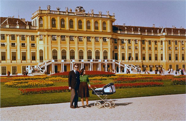 Gerhard, Vreni und Stefan im Kinderwagen vor dem Schloss Schönbrunn