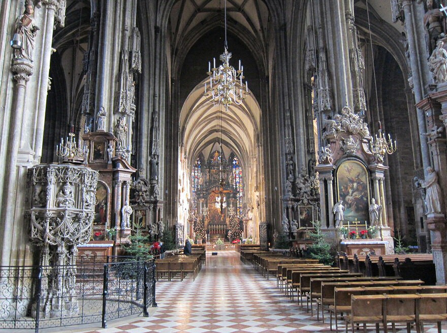 Sankt Stephan interior view with Januariusaltar (right)