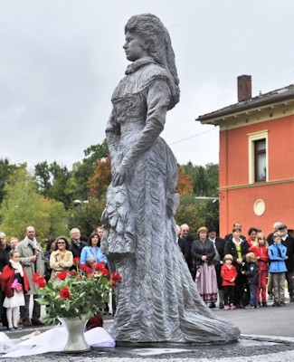 Elisabeth statue in Possenhofen