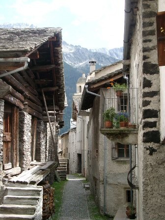 Gasse mit typischen Häusern in Soglio
