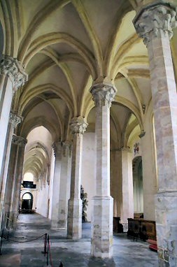 Säulen in burgundischer Gotik
